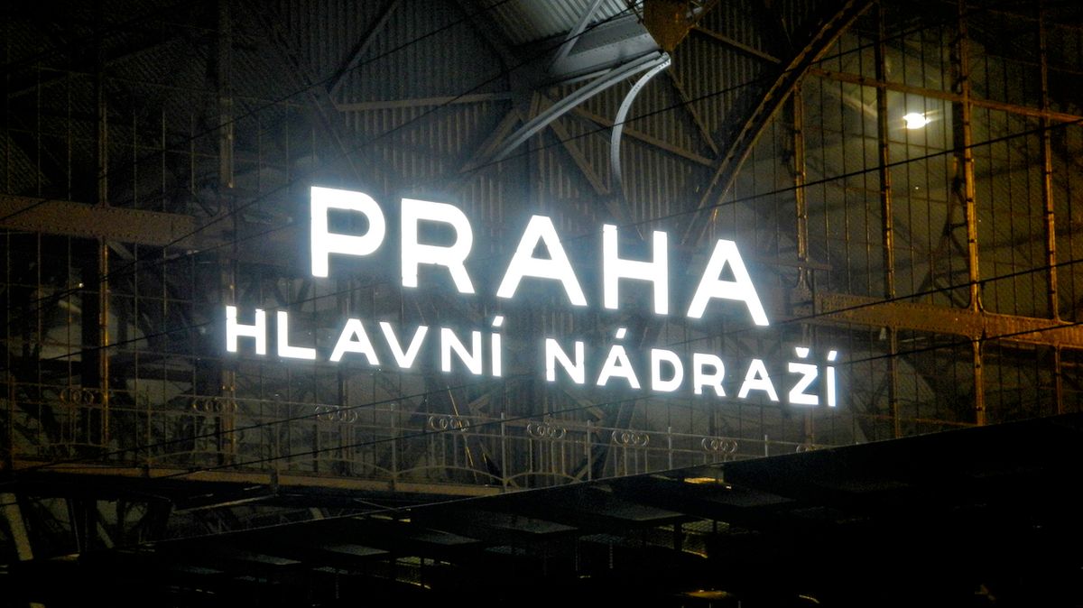 Hlášení o zpoždění vlaku se v Praze míjí i o desítky minut